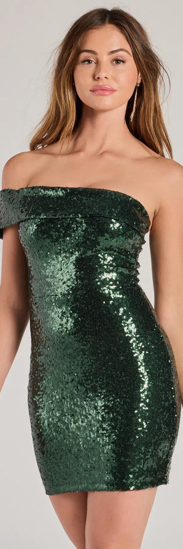 Step into seasonal chic with the Maddy One-Shoulder Sequin Mini Dress, a hunter mini dress featuring an above-the-knee cut ideal for cocktail parties, festive gatherings, or clubwear.