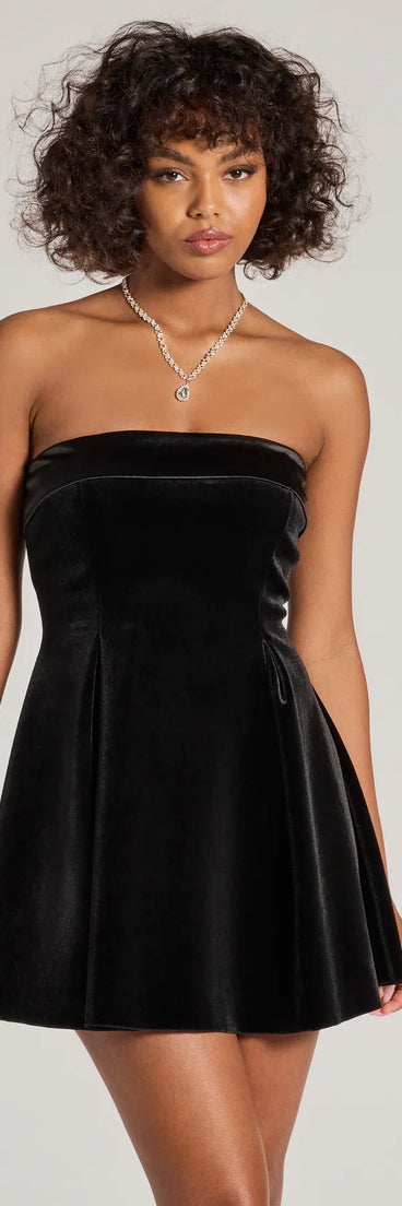 Feel ready for every dance floor moment or feed-worthy reel in the Ella Strapless Pleated Velvet Skater Dress, a black homecoming dress designed to own your moment.