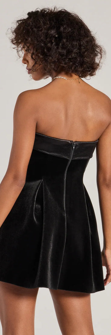 Own every entrance in the Ella Strapless Pleated Velvet Skater Dress, a black party dress perfect for milestone birthdays and grad parties, or dancing through autumn nights and unforgettable bachelorette celebrations.