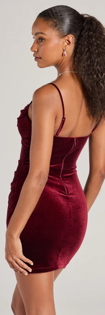 Own every entrance in the Alyssa Beaded Applique Bodycon Velvet Mini Dress, a wine party dress perfect for milestone birthdays and grad parties, or dancing through autumn nights and unforgettable bachelorette celebrations.