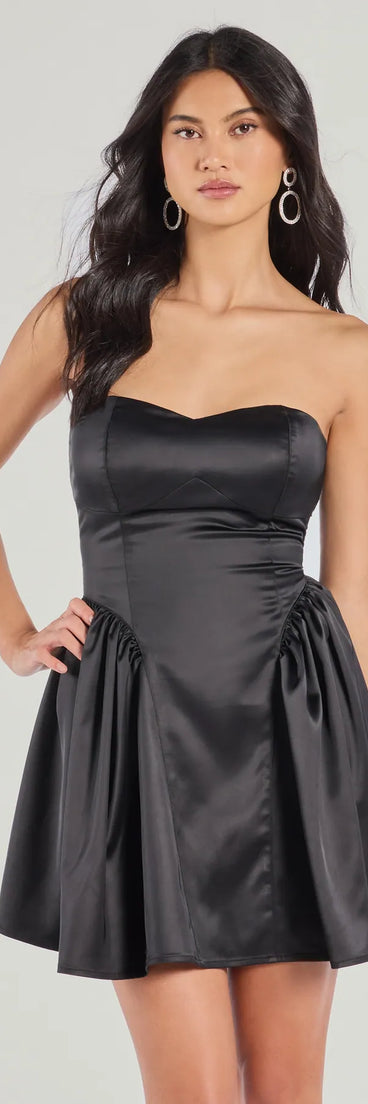 Feel ready for every dance floor moment or feed-worthy reel in the Audrey Strapless Taffeta Skater Dress, a black homecoming dress designed to own your moment.