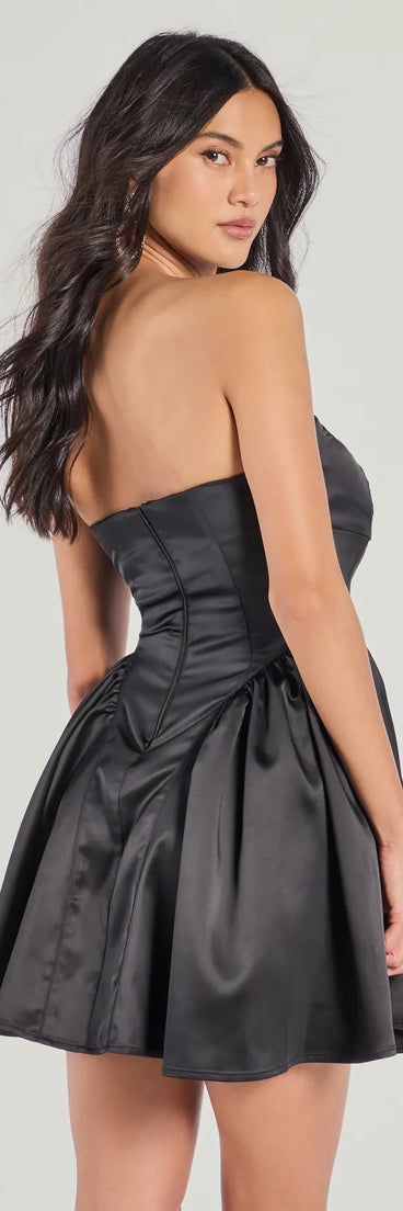 Own the evening in the Audrey Strapless Taffeta Skater Dress in black, a fall cocktail dress perfect for rooftop parties and stylish soirées.
