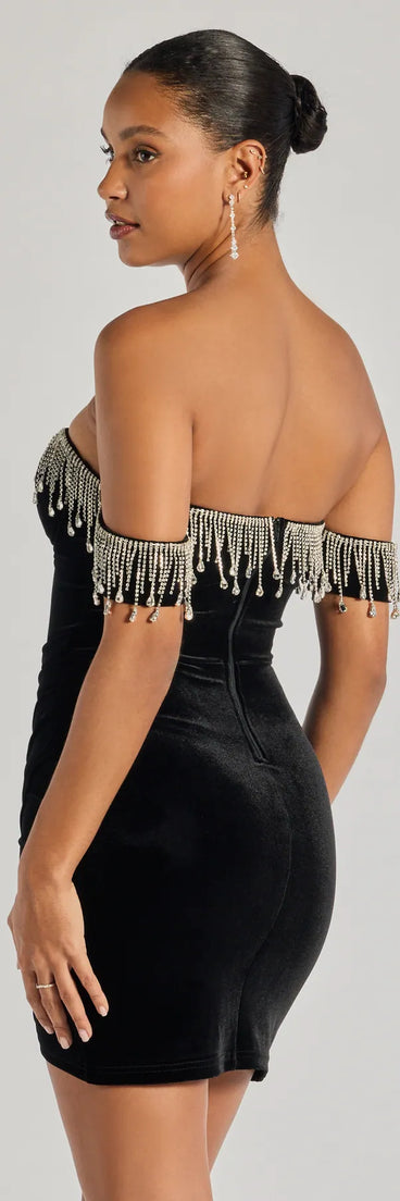 Flaunt your silhouette in the tight Janie Strapless Rhinestone Fringe Velvet Mini Dress in black, a bodycon dress that empowers your look with bold style and effortless edge.