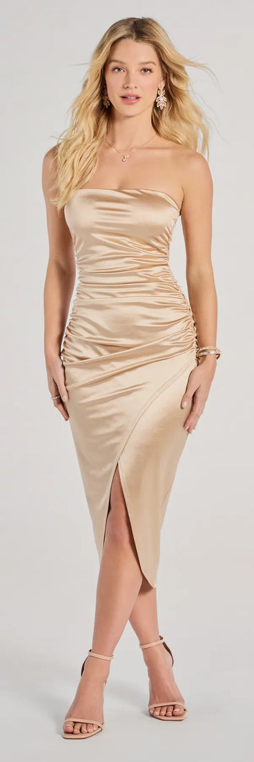 With its mid-calf hem and popular flattering fit, the Sheryll Strapless Wrap Satin Midi Dress in taupe nails the balance of trend and ease, redefining go-to midi dresses for any occasion.