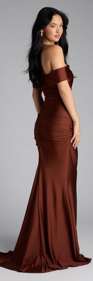 Style your seasonal looks with the Alicia Off-The-Shoulder Mermaid Formal Dress, a trend-right, brown fall dress designed for any plan on your calendar with new and unqiue details.
