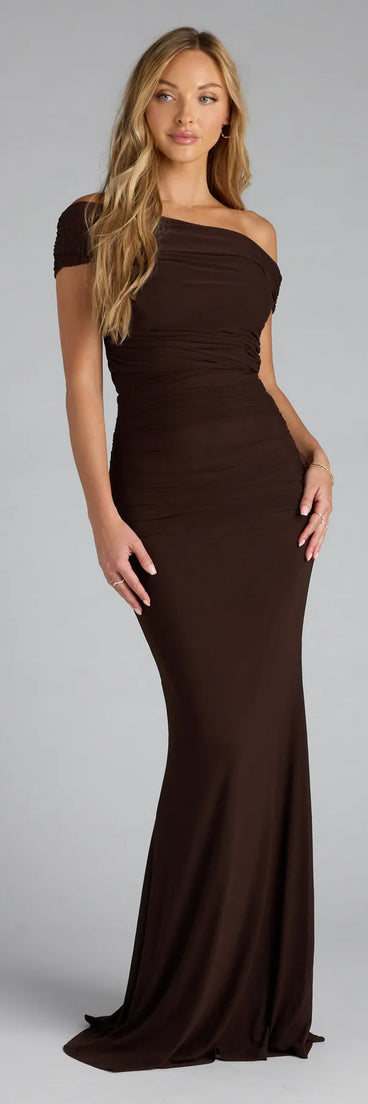 A stunning pick for an engagement photoshoot outfit or autumn wedding guest dress, this fall formal dress showcases the Ashlynn Off-Shoulder Mermaid Formal Dress in brown with a graceful silhouette that captures the moment.