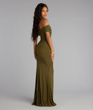 The Allison Off-The-Shoulder Mermaid Formal Dress is your new go-to Windsor dress—effortless, versatile, and made to update your fall style in seconds.