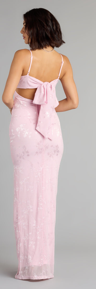 Style your seasonal looks with the Gabriella Floral Embroidered Tie Back Formal Dress, a trend-right, fall dress designed for any plan on your calendar with new and unqiue details.