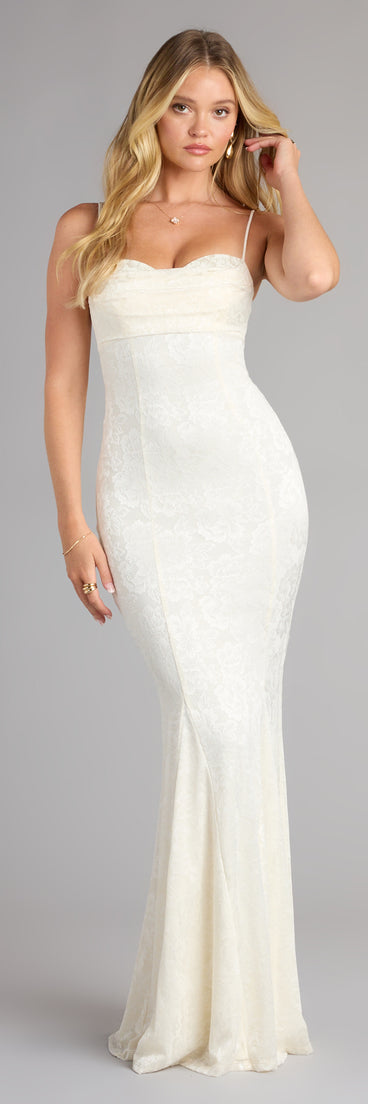 The Kendal Lace Mermaid Formal Dress is your new go-to Windsor dress—effortless, versatile, and made to update your fall style in seconds.