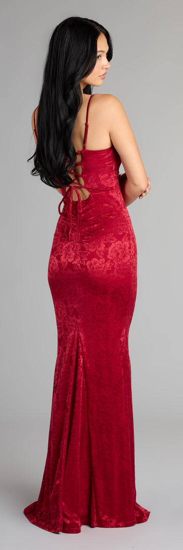 Style your seasonal looks with the Kendal Lace Mermaid Formal Dress, a trend-right, fall dress designed for any plan on your calendar with new and unqiue details.