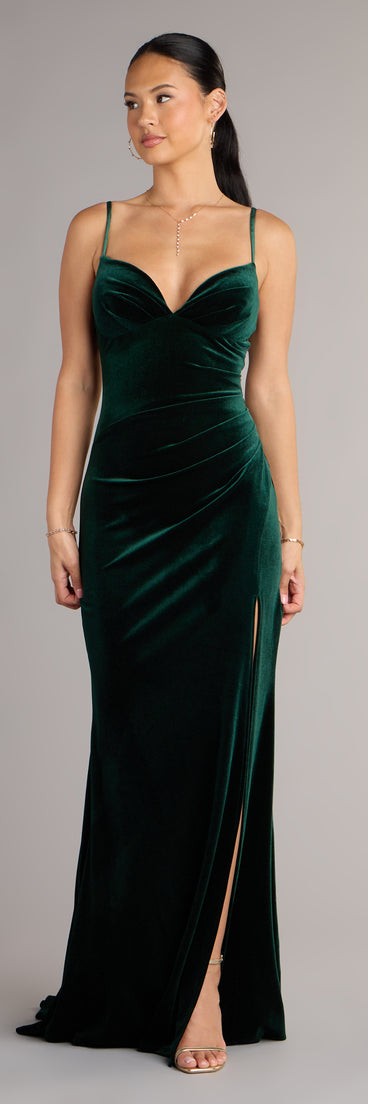 The Ariel Velvet Slit Mermaid Formal Dress is your new go-to Windsor dress—effortless, versatile, and made to update your fall style in seconds.