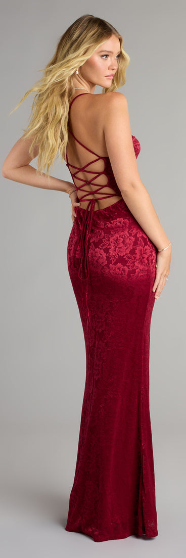 Style your seasonal looks with the Kehlani Formal Floral Lace Slit Mermaid Dress, a trend-right, fall dress designed for any plan on your calendar with new and unqiue details.