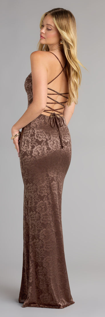 Style your seasonal looks with the Kehlani Formal Floral Lace Slit Mermaid Dress, a trend-right, fall dress designed for any plan on your calendar with new and unqiue details.