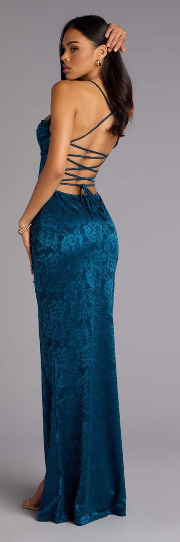 The Kehlani Formal Floral Lace Slit Mermaid Dress is your new go-to Windsor dress—effortless, versatile, and made to update your fall style in seconds.