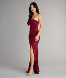 Style your seasonal looks with the Kaye Strapless Mermaid Slit Glitter Formal Dress, a trend-right, fall dress designed for any plan on your calendar with new and unqiue details.