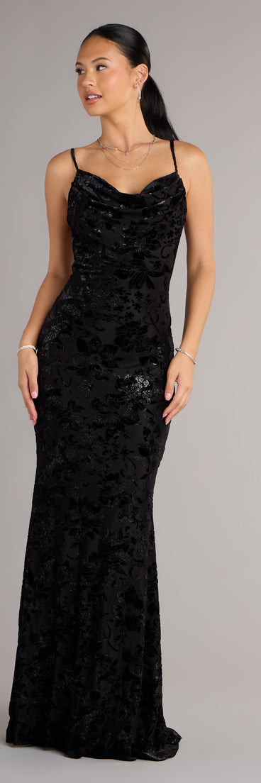 The Maddie Velvet Open Back Mermaid Formal Dress is your new go-to Windsor dress—effortless, versatile, and made to update your fall style in seconds.