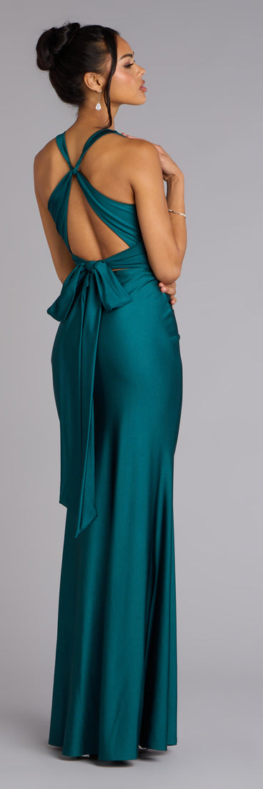 The Adrianne Plunge Bow Mermaid Formal Dress is your new go-to Windsor dress—effortless, versatile, and made to update your fall style in seconds.