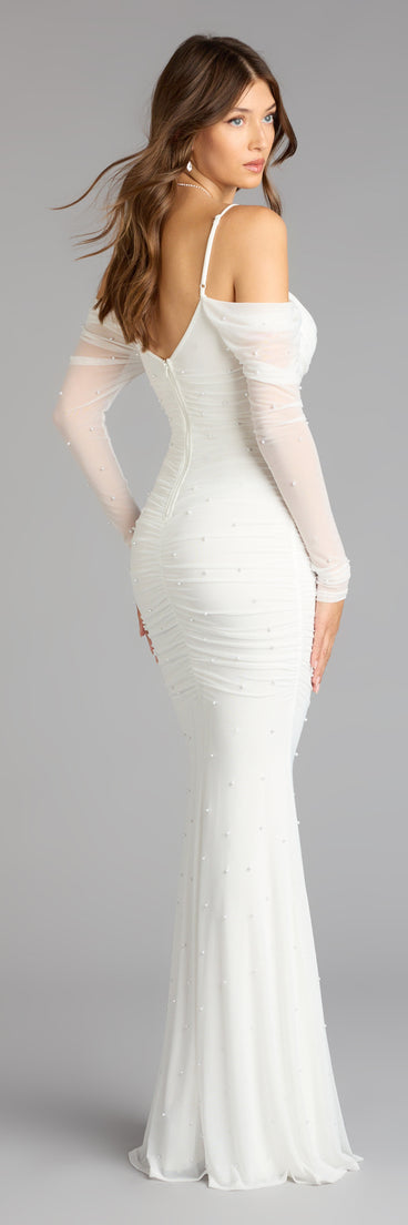 Designed for any plan on your calendar from winter formals to engagment photoshoots, the Lindsey Pearl Cold Shoulder Mermaid Formal Dress is a long sleeve dress that refreshes your fall closet in one simple step.