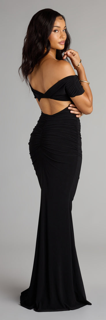 The Arial Open Back Mermaid Formal Dress is your new go-to Windsor dress—effortless, versatile, and made to update your fall style in seconds.