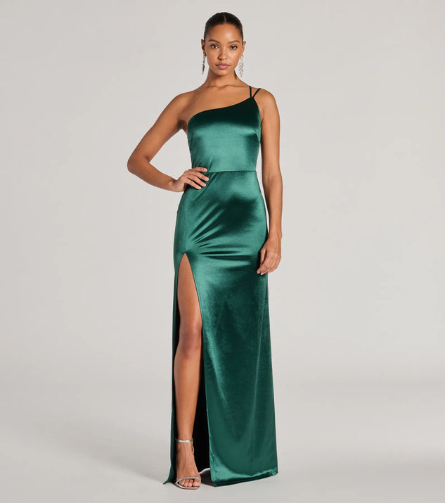 Turn heads at Prom 2025 in this hunter green prom dress, where statement-making details meet the iconic style of the Rhiannon One-Shoulder Satin Long Dress .