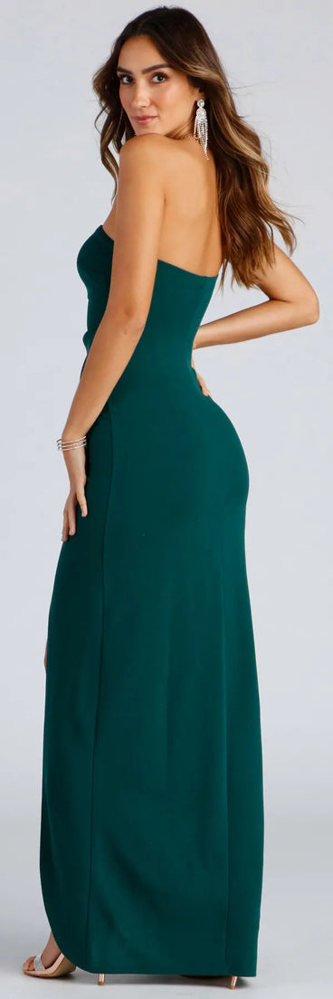 The Iris One-Shoulder Crepe Dress in hunter is a stunning green prom dress designed to capture attention with its fresh or bold color and effortlessly stylish silhouette.