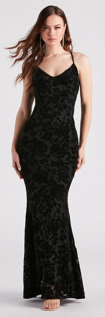 Turn heads at Prom 2025 in this black prom dress, where statement-making details meet the iconic style of the Eloise Formal Velvet Lace-Up Mermaid Dress .