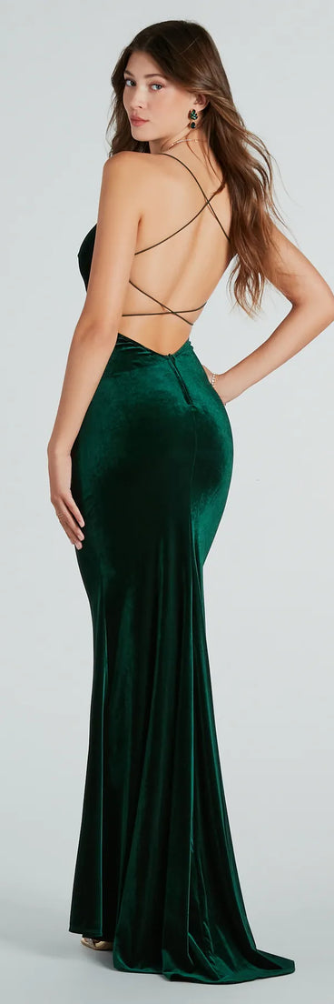 Turn heads at Prom 2025 in this hunter green prom dress, where statement-making details meet the iconic style of the Brenda Formal Velvet Strappy Mermaid Dress .