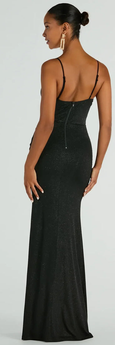 Own your moment in the Melinda V-Neck Slit Mermaid Glitter Formal Dressin black, a standout 2025 Homecoming Dress that captures all the glam and energy of the night.