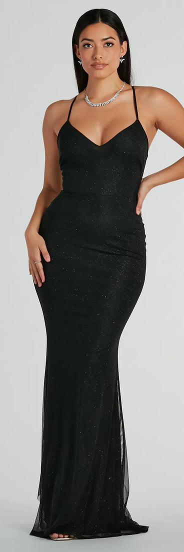 Keep it classic with the Elowyn Ruffle-Back Glitter Mesh Mermaid Dress, a feed-worthy pick from Windsor's black homecoming dress collection made to stop their scroll from pictures to the dance floor.