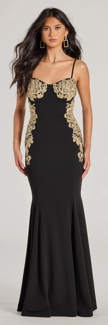 Turn heads at Prom 2025 in this black prom dress, where statement-making details meet the iconic style of the Susan Sweetheart Applique Crepe Mermaid Formal Dress .