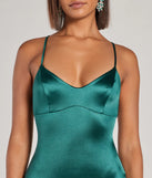 Make a bold statement in the Emmie Lace-Up Mermaid Satin Formal Dress in hunter green, the perfect green dress for weddings, cocktail hours, nights out, and/or seasonal celebrations.