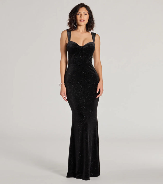 Turn heads at Prom 2025 in this black prom dress, where statement-making details meet the iconic style of the Veronica Glitter Velvet Mermaid Dress .