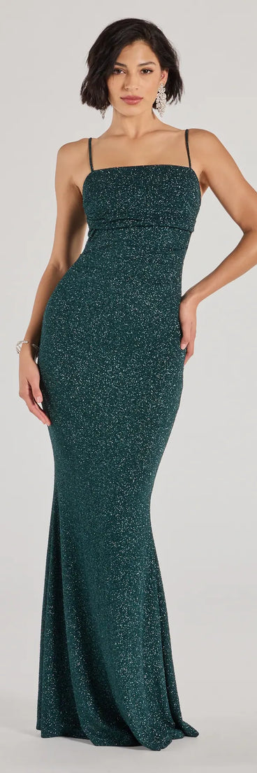 Turn heads at HOCO 2025 in this hunter green homecoming dress, where statement-making details meet the iconic style of the Wendy Sleeveless Mermaid Glitter Formal Dress.