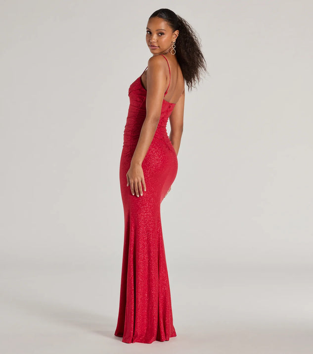 Own your moment in the Harley Sleeveless Cutout Glitter Column Dressin red, a standout 2025 Homecoming Dress that captures all the glam and energy of the night.
