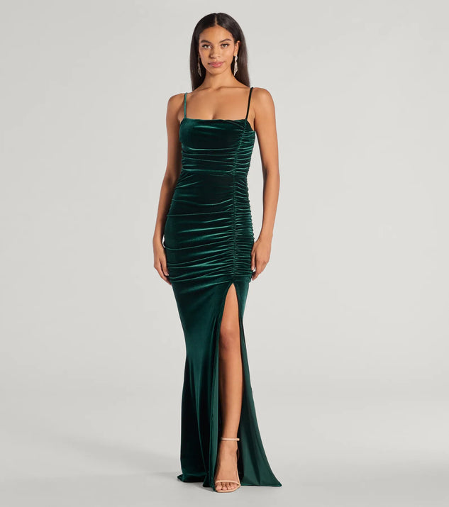 Turn heads at Prom 2025 in this hunter green prom dress, where statement-making details meet the iconic style of the Alondra Ruched Velvet Front Slit Mermaid Dress .
