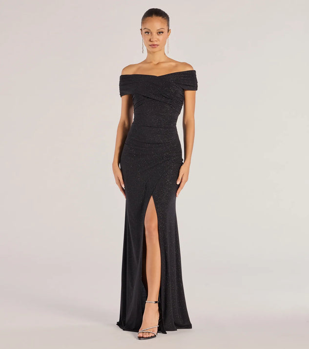 Turn heads at Prom 2025 in this black prom dress, where statement-making details meet the iconic style of the Giada Glitter Knit Off-the-Shoulder Bodycon Dress .