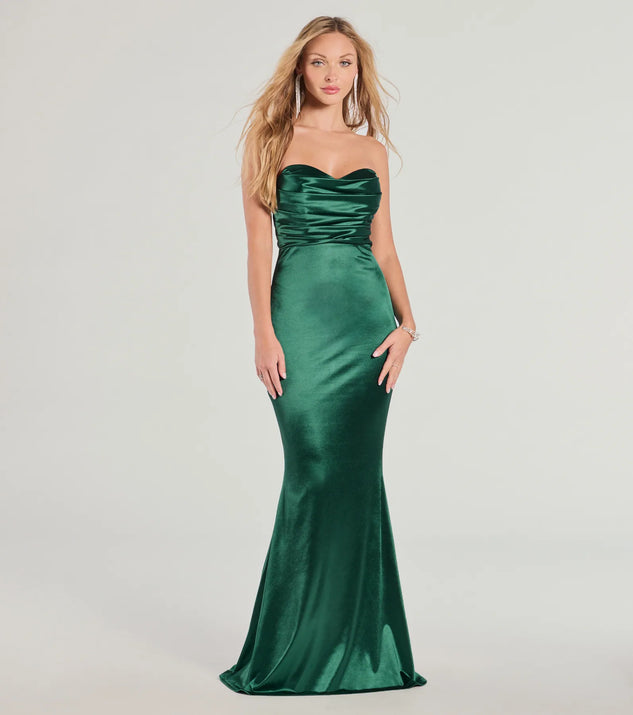 Turn heads at Prom 2025 in this hunter green prom dress, where statement-making details meet the iconic style of the Katye Strapless Mermaid Satin Formal Dress .