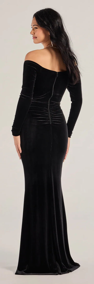 The Sonya Off-The-Shoulder Velvet Mermaid Dress is a show-stopping black prom dress, offering a sleek, slimming silhouette that enhances your natural beauty for an unforgettable night.