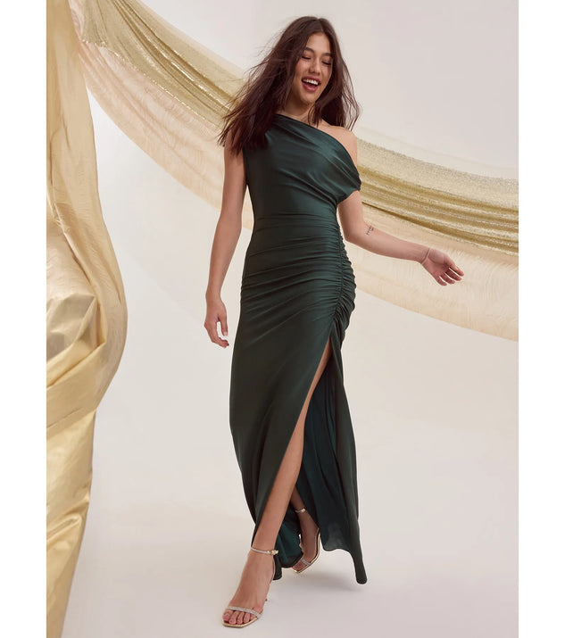 The Stacy Off-Shoulder Slit Bodycon Formal Dress in hunter is a stunning green prom dress designed to capture attention with its fresh or bold color and effortlessly stylish silhouette.