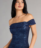 Style your seasonal looks with the Alina Glitter Off-The-Shoulder Mermaid Formal Dress, a trend-right, fall dress designed for any plan on your calendar with new and unqiue details.