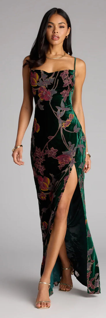 The Melanie Floral Velvet Lace-Up Formal Dress is your new go-to hunter green dress—effortless, versatile, and made to update your fall style in seconds.