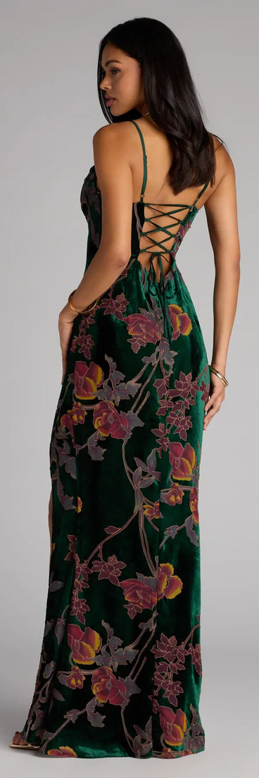 Style your seasonal looks with the Melanie Floral Velvet Lace-Up Formal Dress, a trend-right, hunter green fall dress designed for any plan on your calendar with new and unqiue details.