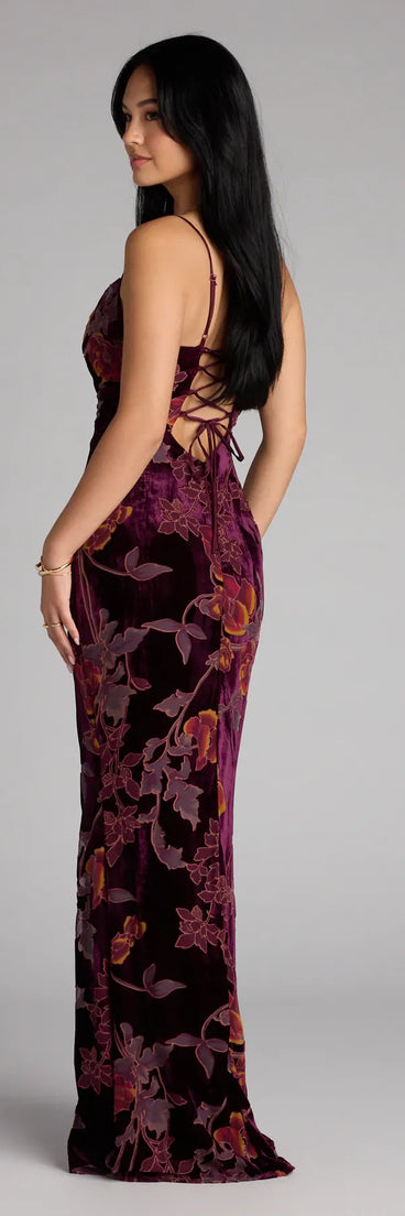 Style your seasonal looks with the Melanie Floral Velvet Lace-Up Formal Dress, a trend-right, wine fall dress designed for any plan on your calendar with new and unqiue details.