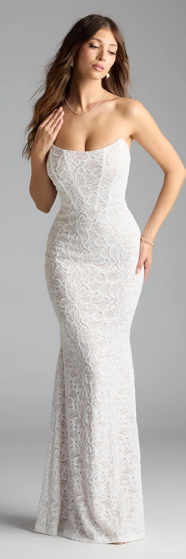 Step into summer looking effortlessly chic in the Frida Strapless Mermaid Lace Formal Dress in white, a must-have Windsor dress for your warm-weather wardrobe.