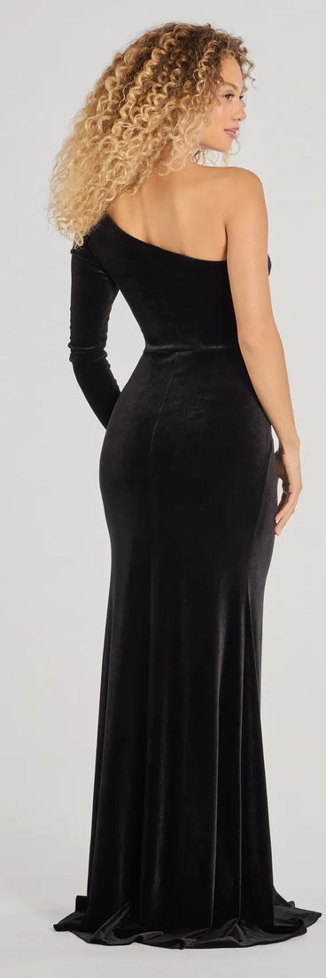 Make the big day unforgettable with the Sasha One-Shoulder Mermaid Velvet Formal Dress, a gorgeous black bridesmaid dress that balances elegance and affordability.