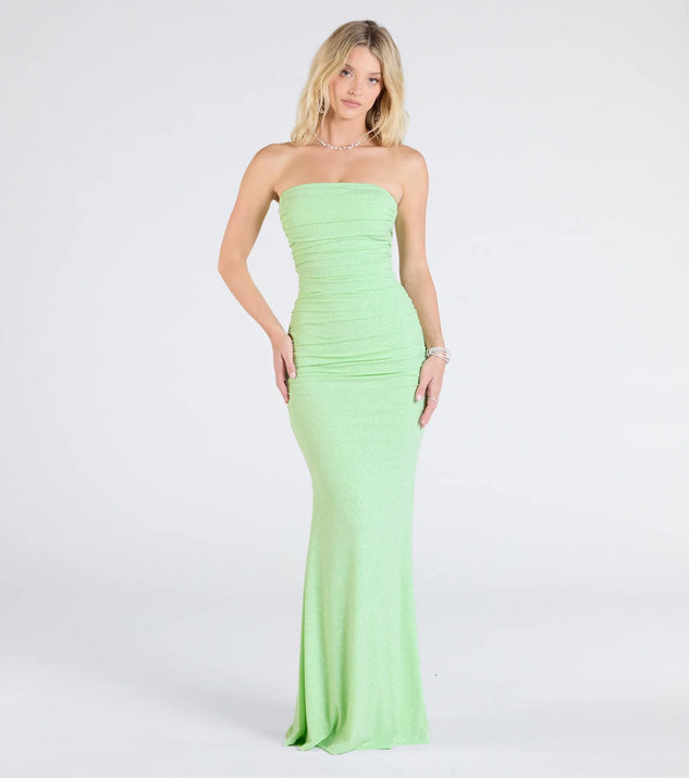 The Mischka Strapless Mermaid Glitter Formal Dress in lime is a stunning green prom dress designed to capture attention with its fresh or bold color and effortlessly stylish silhouette.