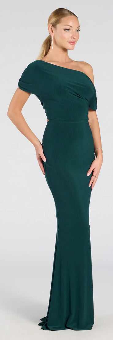 The Raven Off-Shoulder Cutout Mermaid Formal Dress in hunter is a stunning green prom dress designed to capture attention with its fresh or bold color and effortlessly stylish silhouette.