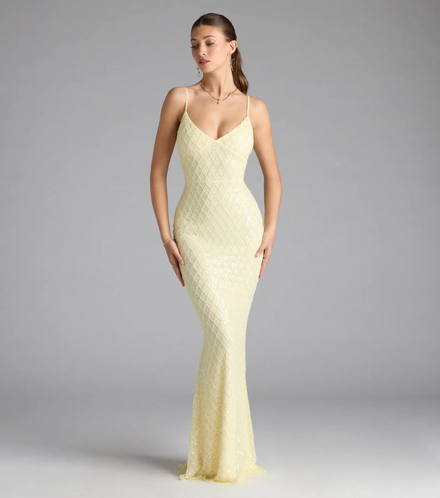 Turn heads at Prom 2025 in this yellow prom dress, where statement-making details meet the iconic style of the Kaylie V-Neck Bodycon Sequin Bead Formal Dress.