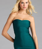 Step into summer looking effortlessly chic in the Classy Chic Strapless Knit Midi Dress in hunter green, a must-have Windsor dress for your warm-weather wardrobe.