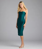 Step into summer looking effortlessly chic in the Classy Chic Strapless Knit Midi Dress in hunter green, a must-have Windsor dress for your warm-weather wardrobe.